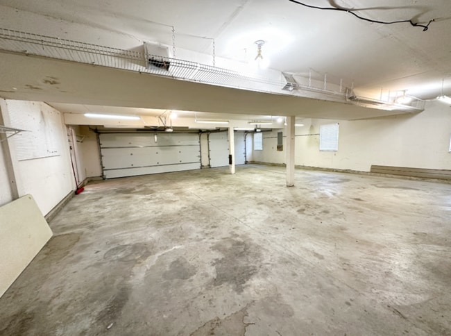 Building Photo - 1114 S Charlemagne Dr