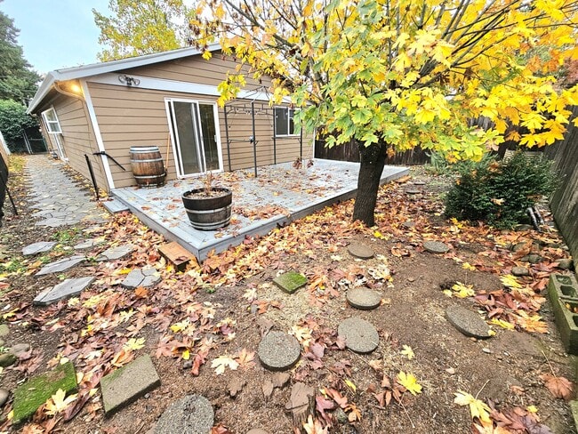 Building Photo - 7323 SE Rural St