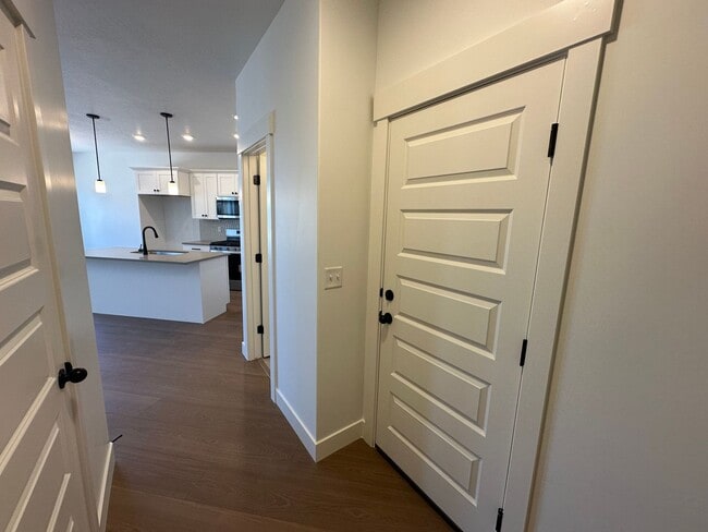 Building Photo - 5260 Acacia Dr