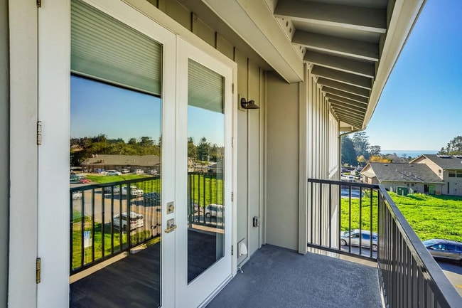 Building Photo - Incredible unit in Aptos Village where pla...
