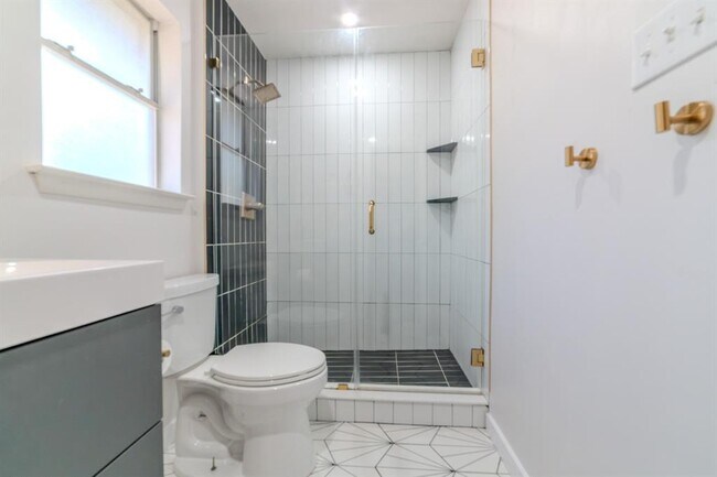 Building Photo - 1015 E Yager Ln