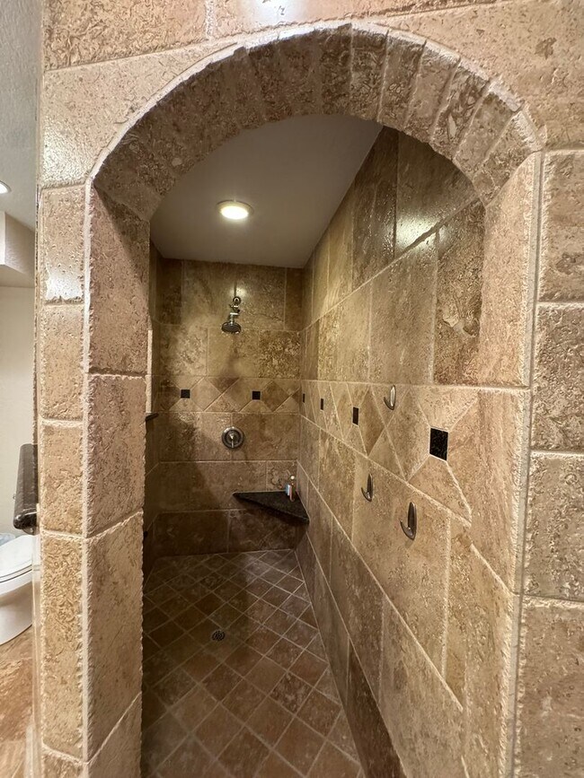 Building Photo - Riverfront 2BR Condo Great Views, Luxury Furnished incl UTILITIES