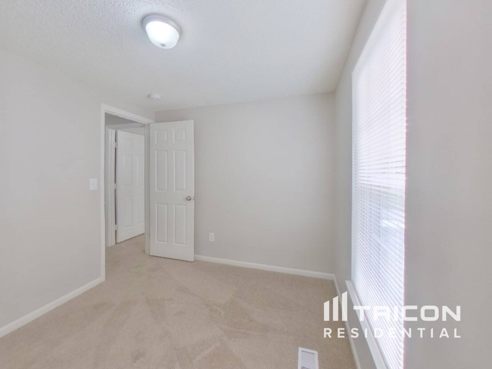 Building Photo - 2305 Valleyview Dr
