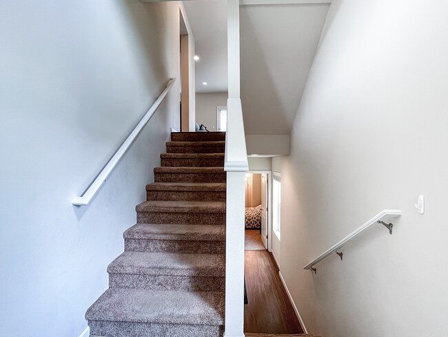 Building Photo - Great 3 Bedroom 2.5 Bathroom Townhouse End Unit!  2 Car Garage  + Washer & Dryer! Near Nike, Inte...