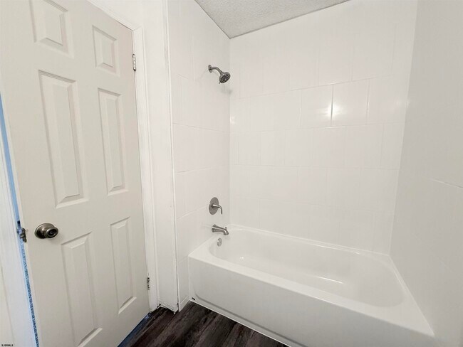 Building Photo - 53 Greenwich Dr