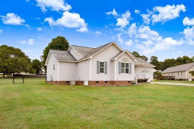 Building Photo - WONDERFUL 3 BR, 2 BA w/ attached garage *D...