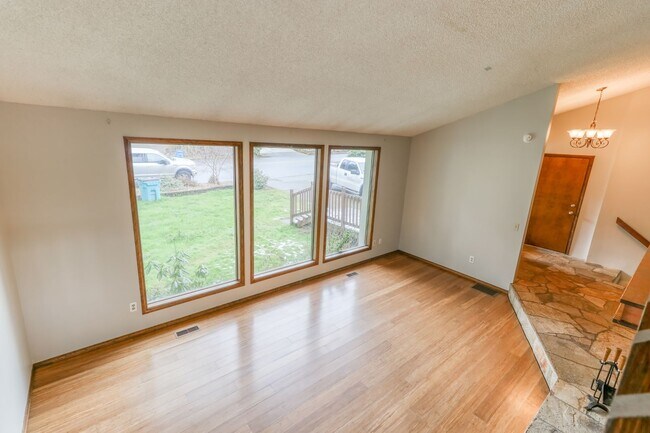 Building Photo - Custom 4BD Salmon Creek Home!