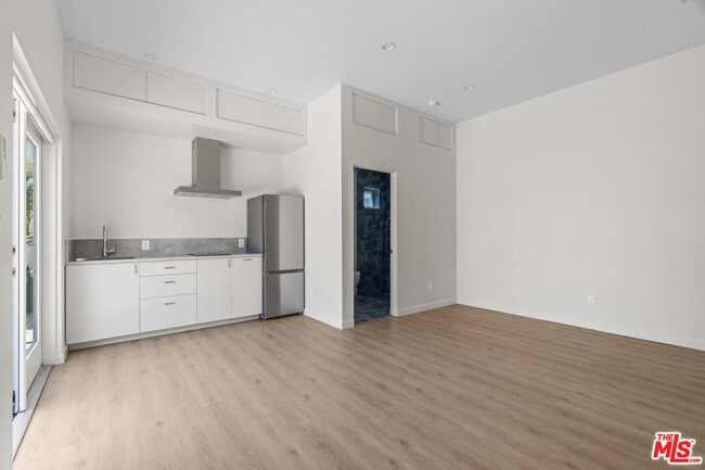 Building Photo - 2425 Cloy Ave