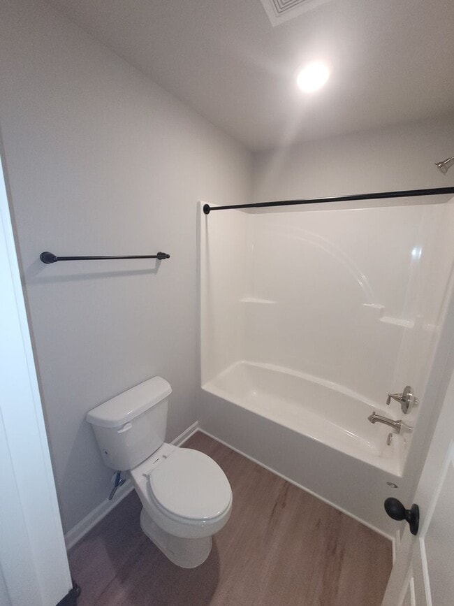 Building Photo - 4 bedroom 2.5 bath