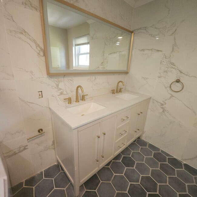 Building Photo - 214 Hermitage St