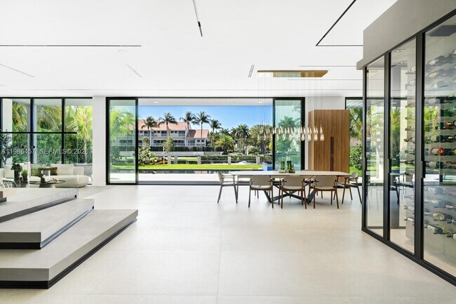 Building Photo - 493 Holiday Dr