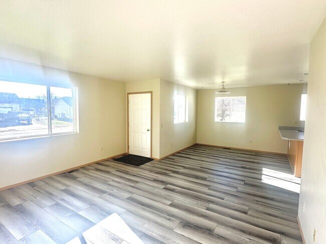 Building Photo - Warm, Spacious, New Remodeled Three Bedroom Home Available Now in Kalispell