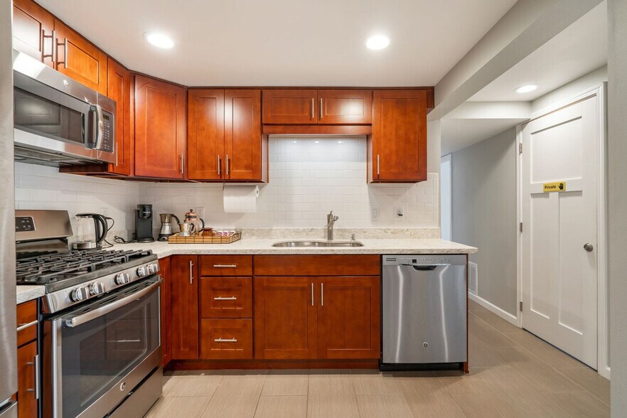 Building Photo - 2116 N 190th St