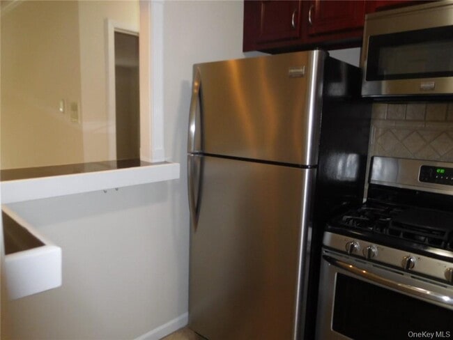 Building Photo - 2 Consulate Dr