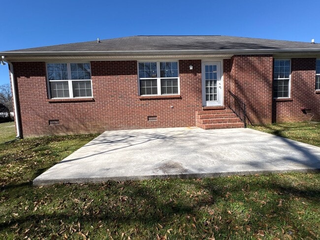 Building Photo - Spacious 3 Bedroom Home In Manchester...