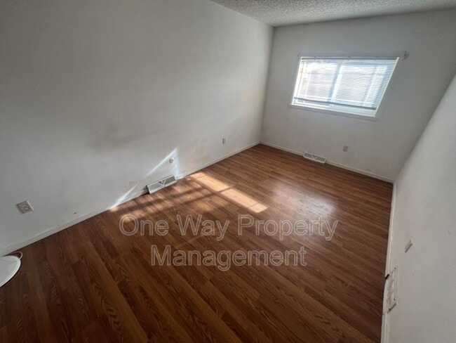 Building Photo - 1114 Longview Dr