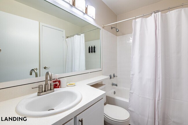 Building Photo - 1000 Palm Pl Dr NE