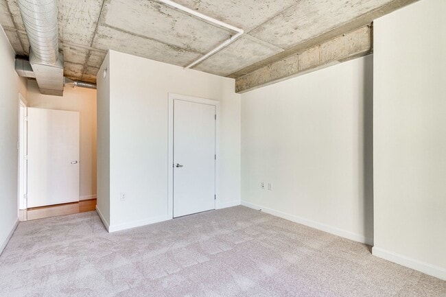 Building Photo - Modern 3 Bed 2 bath condo WITH 2 PARKING S...