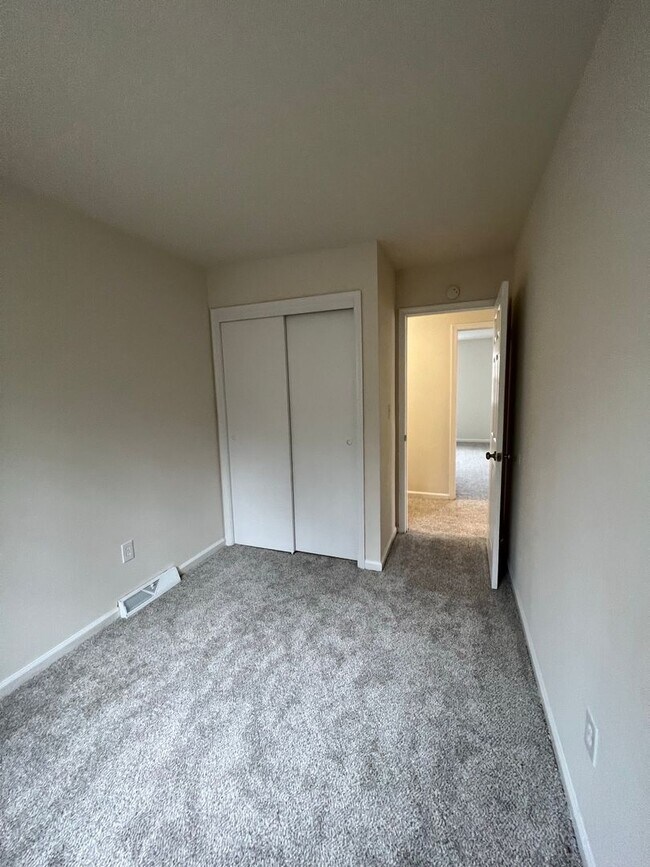 Building Photo - 3BR Townhome - Northampton School District