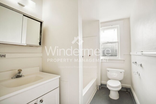 Building Photo - 731 W Knox Ave