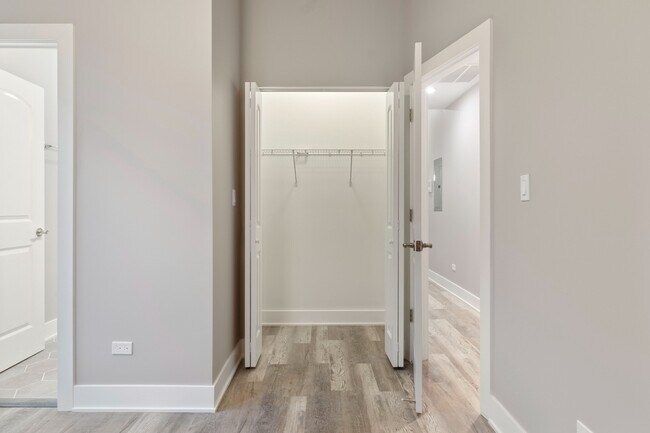 Building Photo - Updated, Spacious 3bd/2bth Avail 6/1!