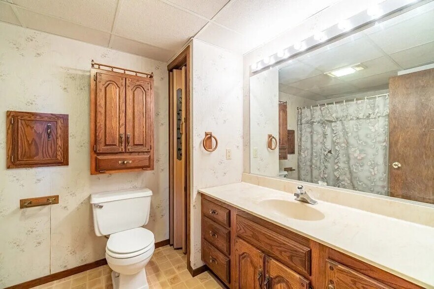 BATHROOM2 - 3419 Gerrard Ave