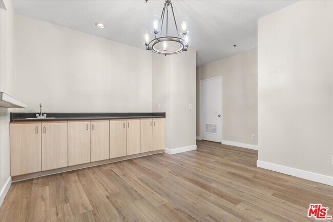 Building Photo - 5350 White Oak Ave