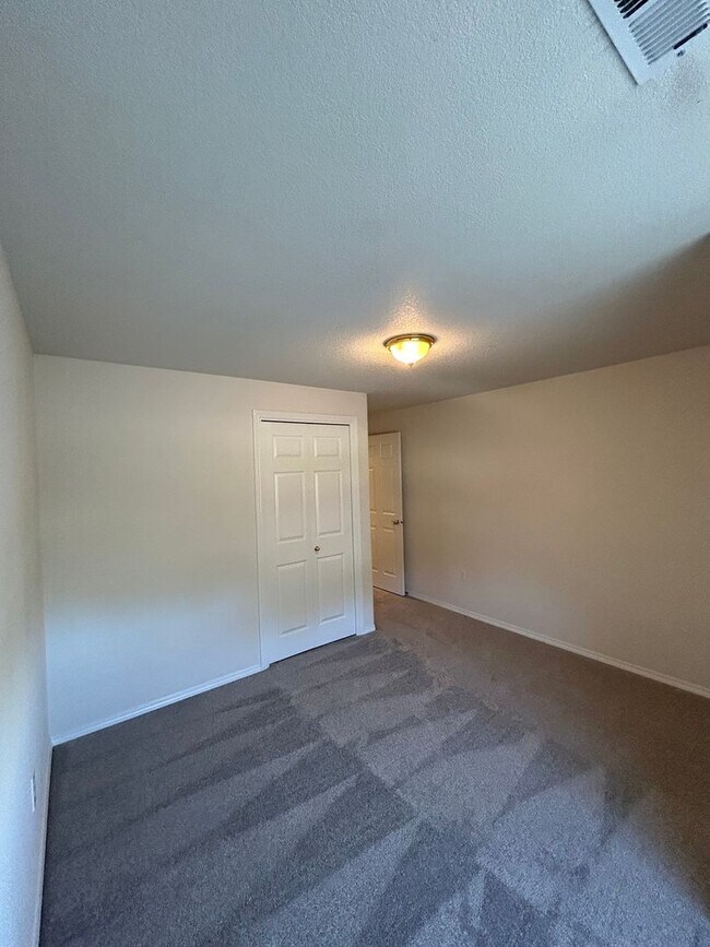 Building Photo - AVAILABLE NOW **** Charming 5-Bedroom Home...