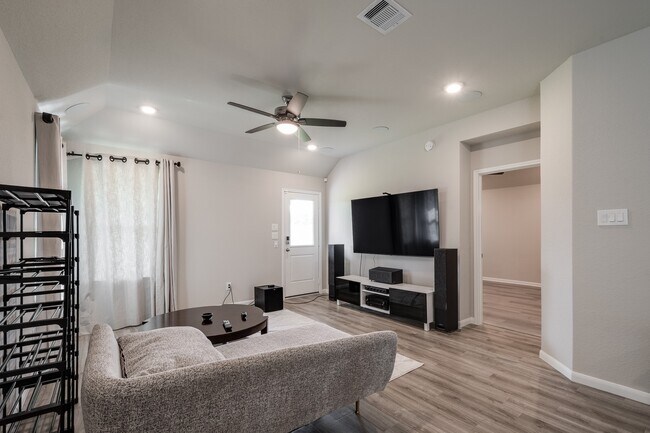 Building Photo - 5003 Bluebird Song Ln