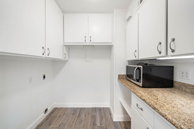 Building Photo - 6434 Burgoyne Rd