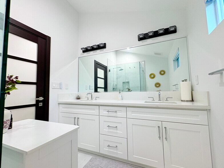 Building Photo - 502 N Avon St