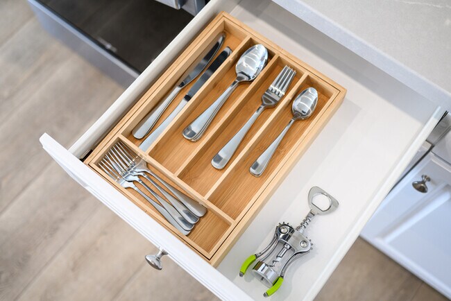 Building Photo - Fully Furnished with appliances Ontario Townhouse