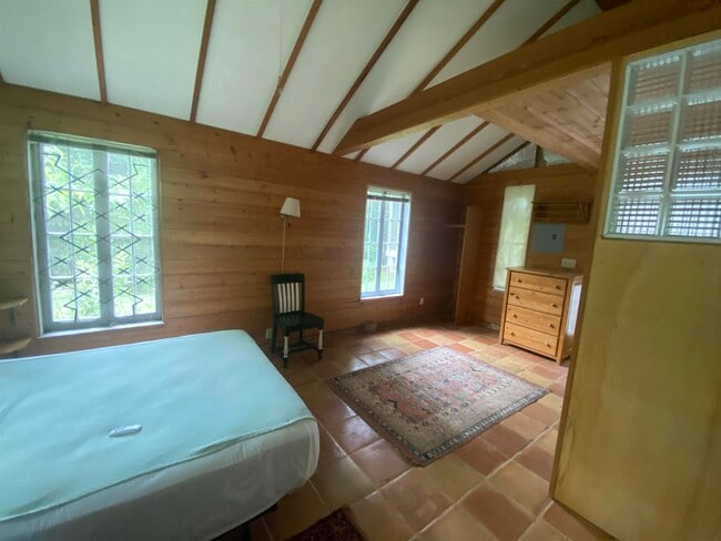 Building Photo - 518 McDaniel St