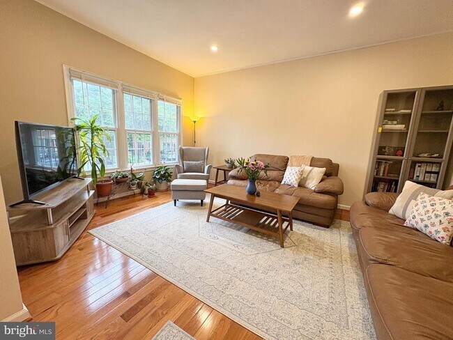 Building Photo - 9710 Lakepointe Dr