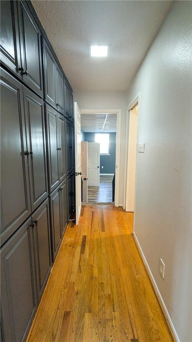 Building Photo - ***LABOR DAY SPECIAL! $600 OFF FIRST FULL ...