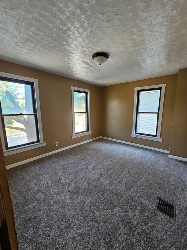 Building Photo - Newly remodeled 4bd/2bth