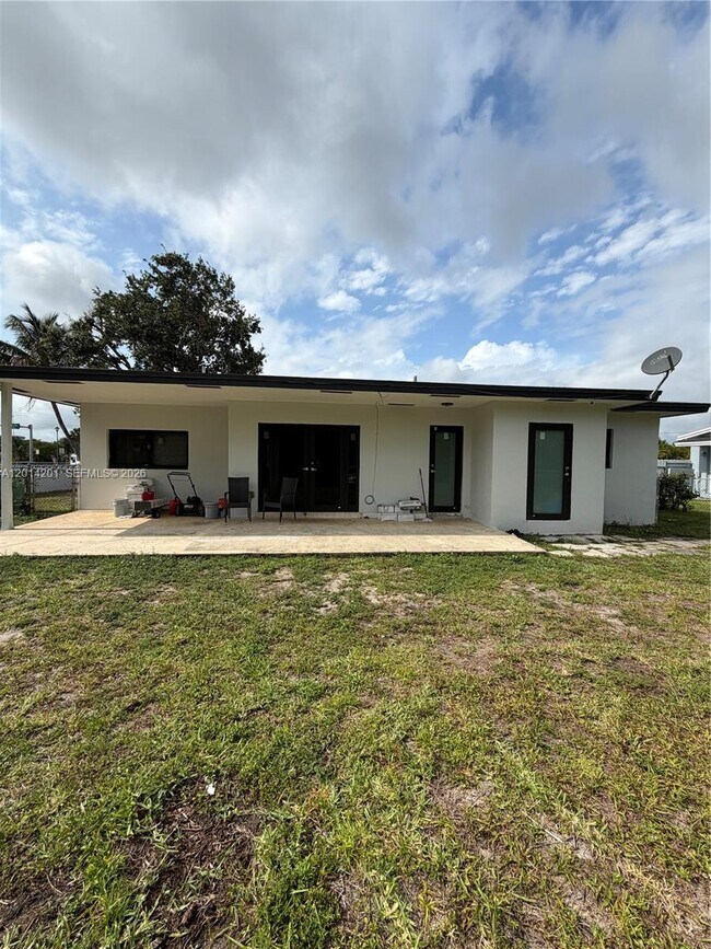 Building Photo - 1410 NW 199th St