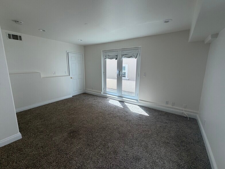 Building Photo - 3111 Bayview Dr