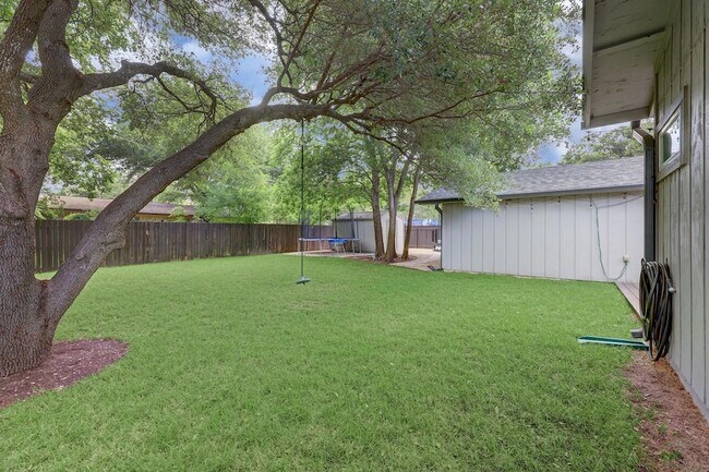 Building Photo - 2500 Pinewood Terrace