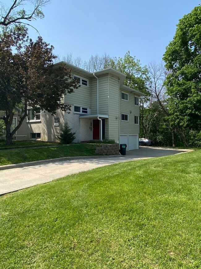 Primary Photo - Woodland Duplex (3019/3021)
