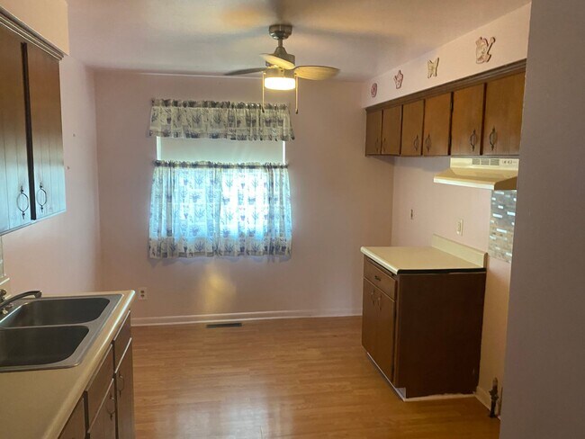 Building Photo - 2516 W Newman Pkwy