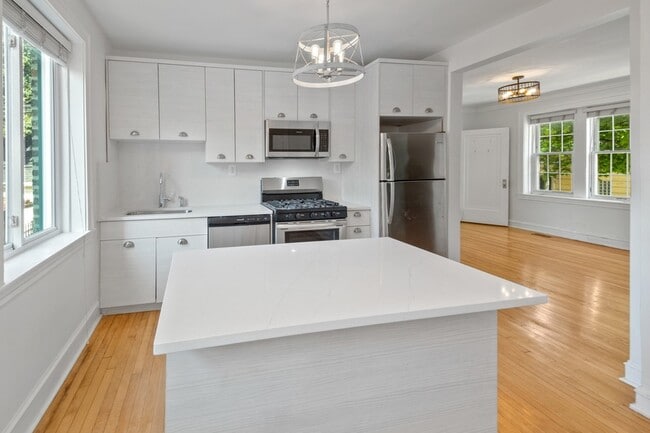 Building Photo - 3048 W Cornelia Ave