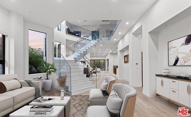 Building Photo - 748 N Detroit St