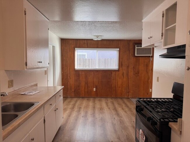 Building Photo - 3BR 1BA w/ 2 Car Garage + Fenced Yard in West Sacramento