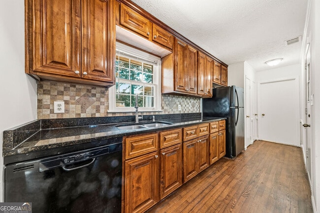Building Photo - 3940 Hubert Dr