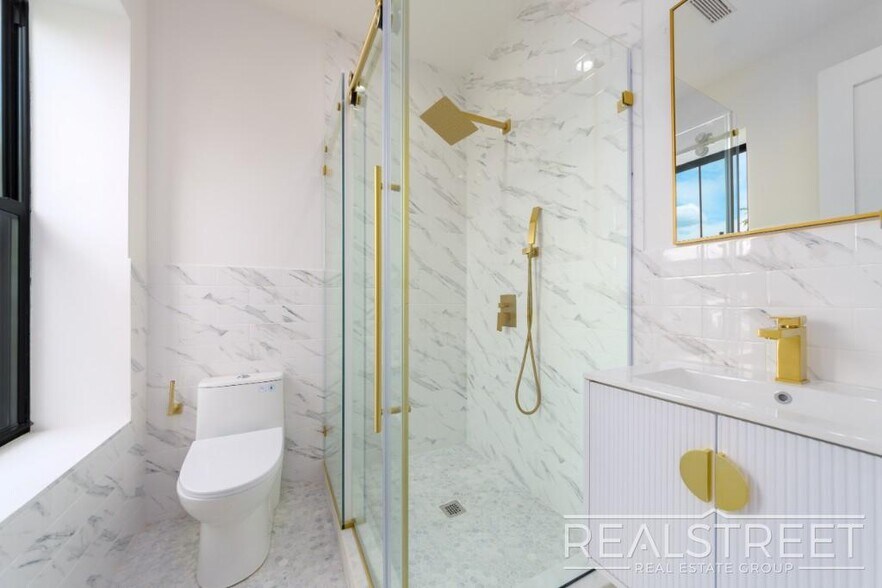 Building Photo - 3 Bed 2 Bath with W/D & Terrace!