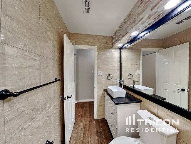 Building Photo - 221 Mesa View