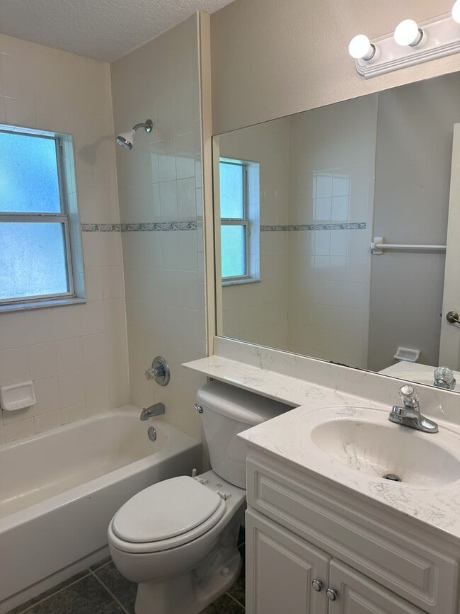 Building Photo - Palm Harbor Pool Home!