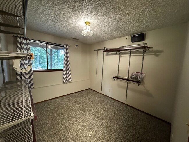 Building Photo - Silverdale Split-Level Home with Bonus Are...