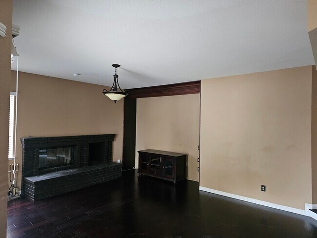 Building Photo - 2431 Pinehurst Ct